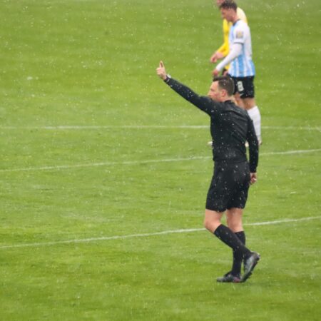 Krasse Fehlentscheidungen im Fußball durch Schiedsrichter