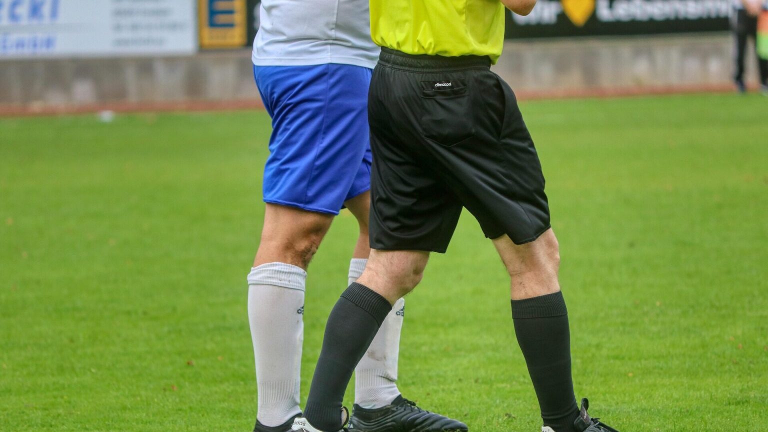 Warum Darf Man Beim Fußball Das Trikot Nicht Ausziehen Fußball wie oft Einwechseln? 10 wichtige Fakten im Überblick