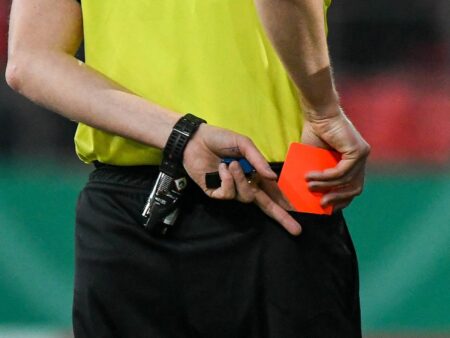 Rote Karte Fußball: Darum gibt es 2025 Platzverweise