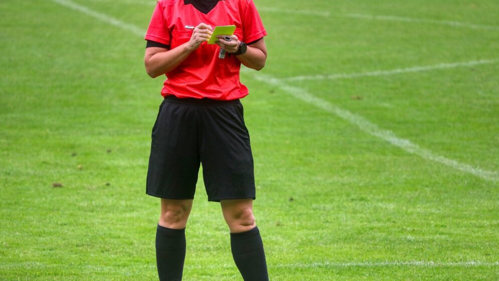 Was Bedeutet Gelbe Karte Beim Fußball www.iffhs.de